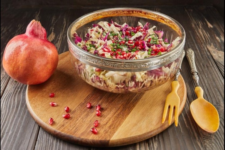 سلطة الكينوا الحمراء بالرمان بصوص الليمون