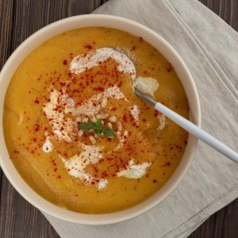 شوربة العدس التركية بالزبدة والبابريكا