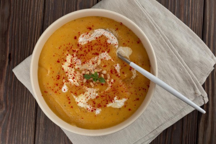 شوربة العدس التركية بالزبدة والبابريكا