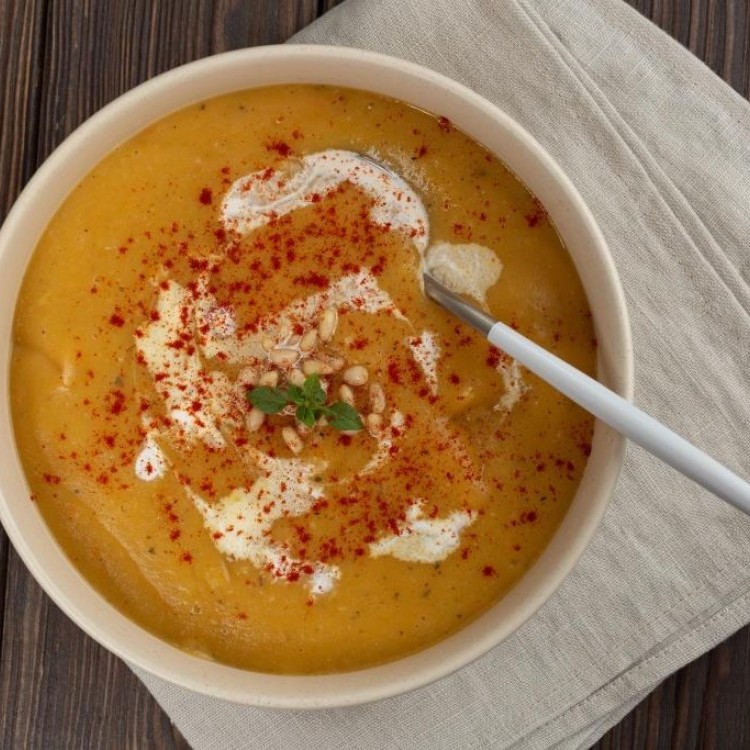 شوربة العدس التركية بالزبدة والبابريكا