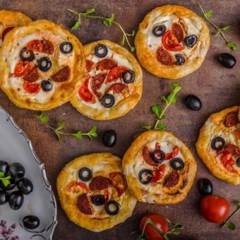 ميني بيتزا بالخضار والجبنة