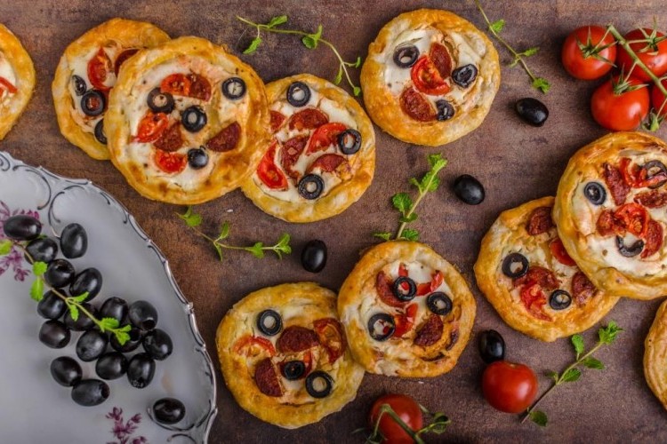 ميني بيتزا بالخضار والجبنة