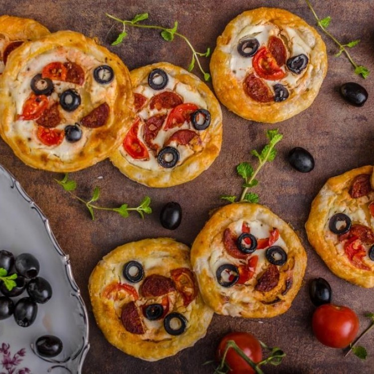 ميني بيتزا بالخضار والجبنة