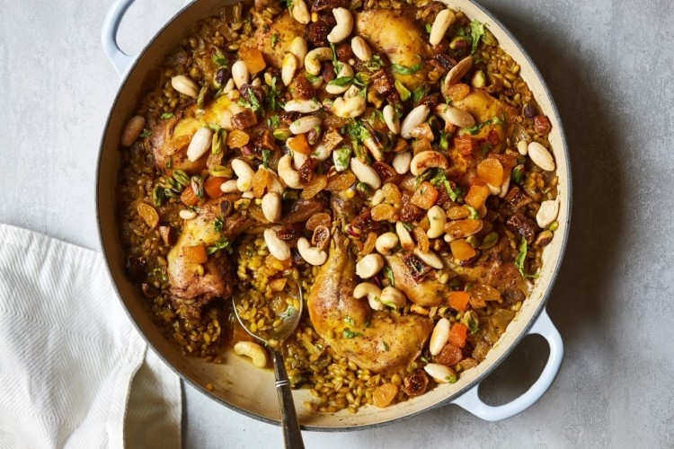 دجاج بالزعفران مع الفريكة