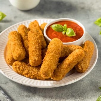 أصابع موزاريلا مقلية مع صوص المارينارا
