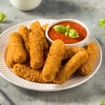 أصابع موزاريلا مقلية مع صوص المارينارا
