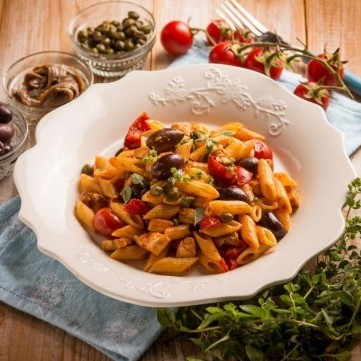 المعكرونة بالزيتون والطماطم المجففة