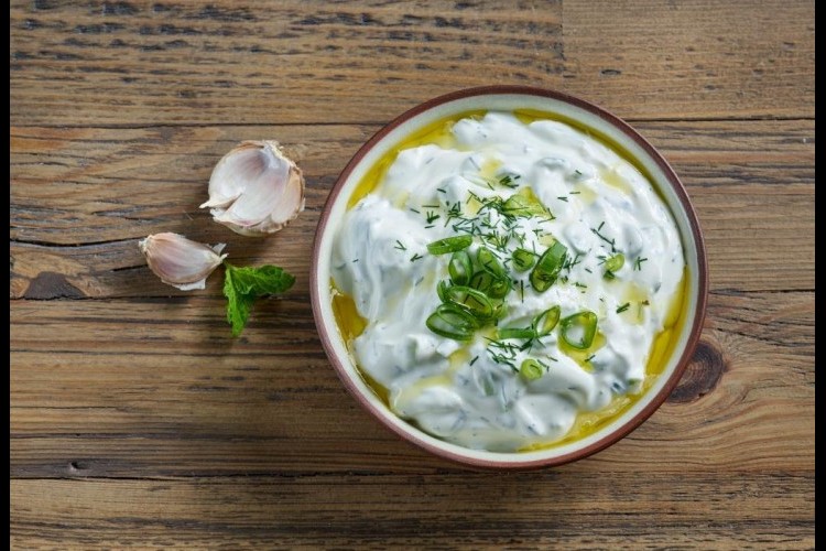 صلصة اللبنة بالثوم والأعشاب