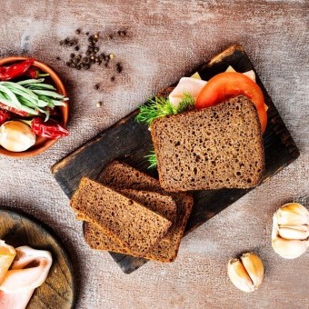 خبز التوست الأسمر