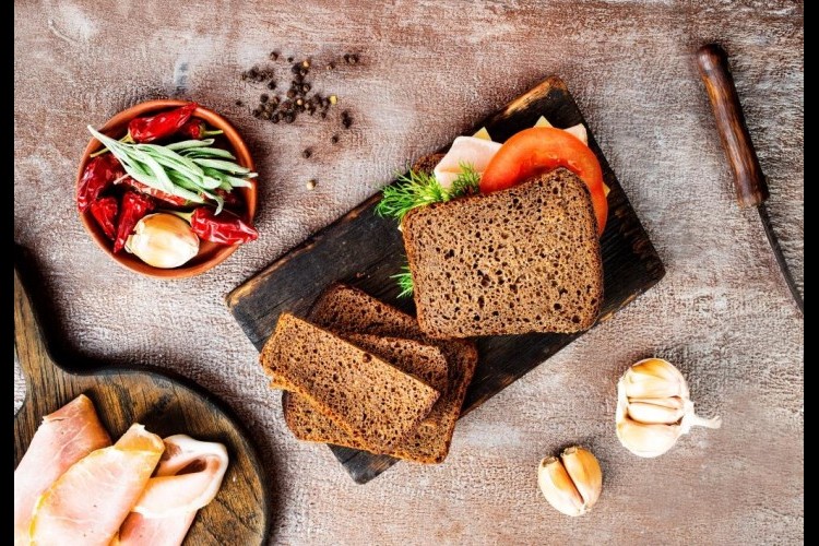 خبز التوست الأسمر