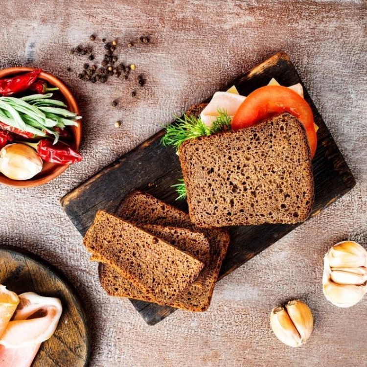 خبز التوست الأسمر