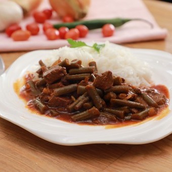 يخنة الفاصولياء الخضراء باللحم والأرز بالشعيرية
