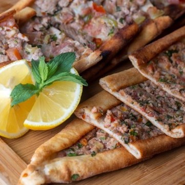 اللحم بالعجين