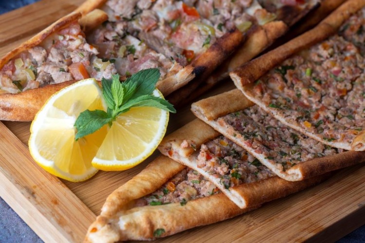 اللحم بالعجين