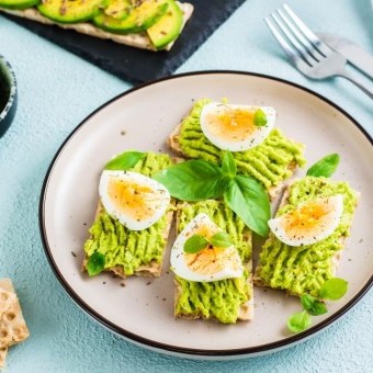 البيض بالأفوكادو لوجبة السحور