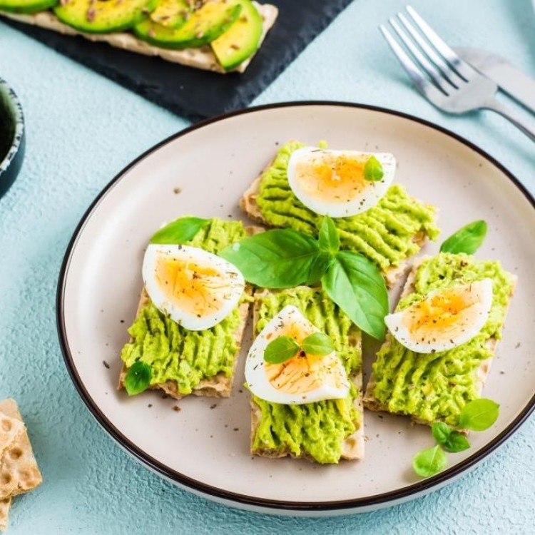 البيض بالأفوكادو لوجبة السحور