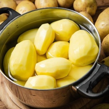 ماء سلق البطاطس لا ترميه: 11 استخداماً غير متوقعاً