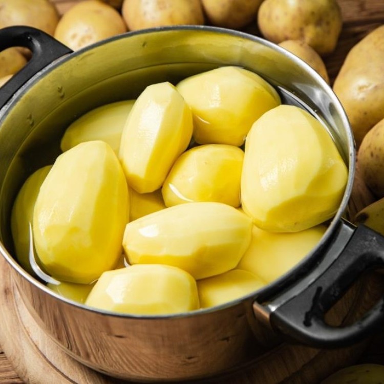 ماء سلق البطاطس لا ترميه: 11 استخداماً غير متوقعاً