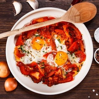 شكشوكة بالبصل والطماطم بالفرن