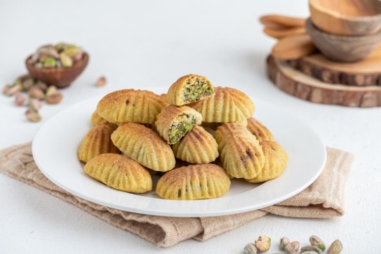 معمول السميد بالفستق الحلبي الفاخر