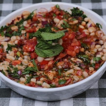سلطة الفاصولياء البيضاء مع الطماطم بالفيديو