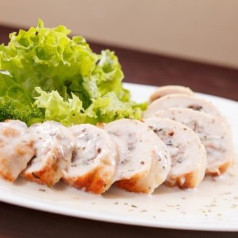 لفائف الدجاج بالصوص الأبيض