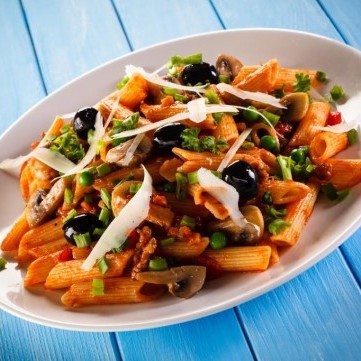 مكرونة بيني بصلصة الطماطم والزيتون والريحان