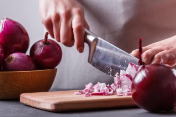 أفكار مجربة لتجنب الدموع عند تقطيع البصل
