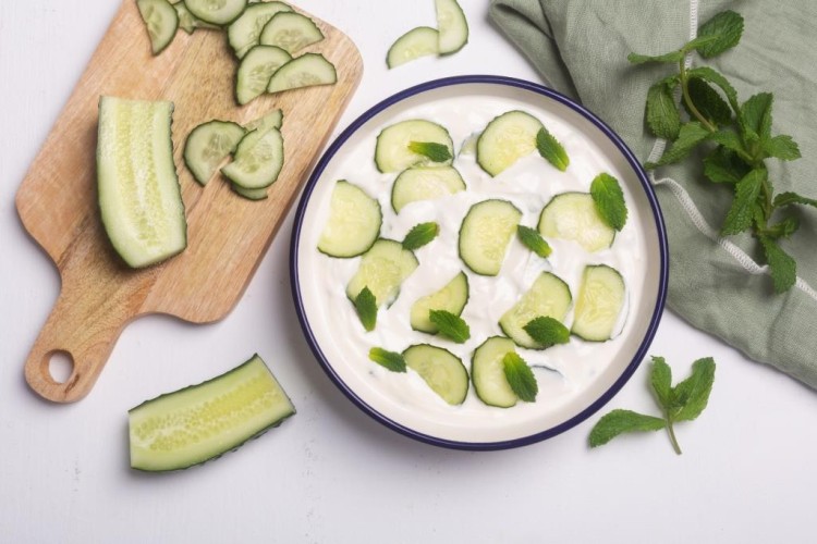 سلطة الخيار باللبن والنعناع على الطريقة السعودية