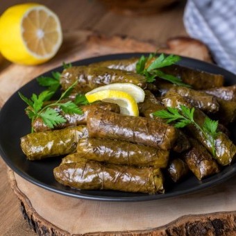 ورق العنب المحشي بالأرز ودبس الرمان