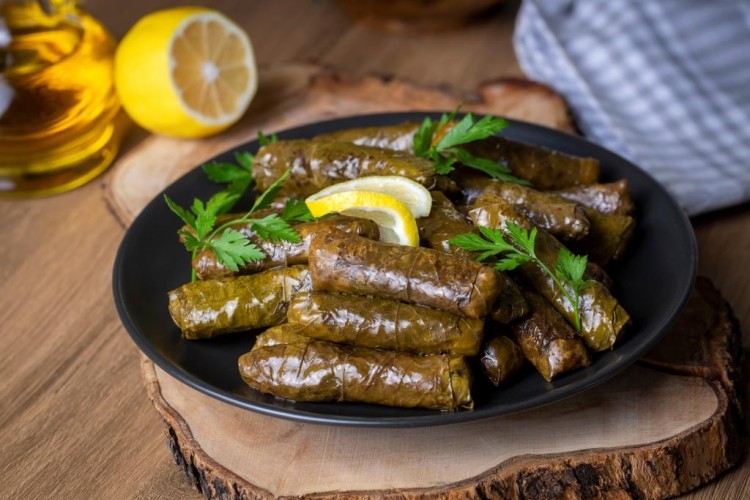 ورق العنب المحشي بالأرز ودبس الرمان