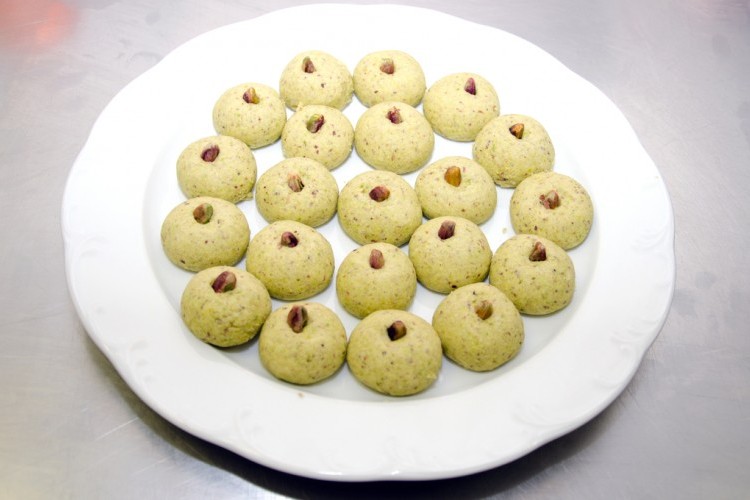 الغريبة الناعمة بالفستق