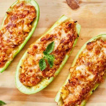 قوارب الكوسا بالجبن والزعتر