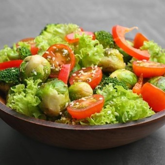 سلطة الخضار بالسمسم والعسل