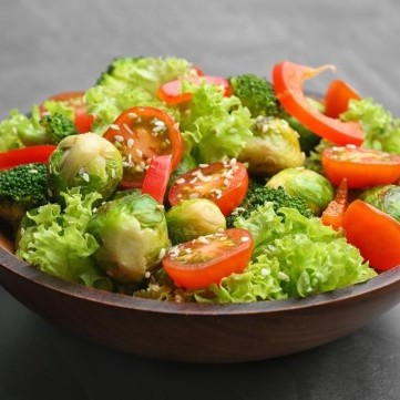 سلطة الخضار بالسمسم والعسل