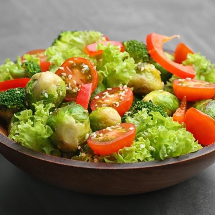 سلطة الخضار بالسمسم والعسل