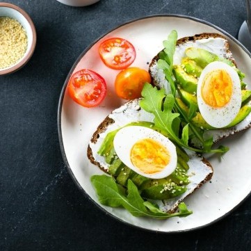 بيض مسلوق مع شرائح الأفوكادو للفطور