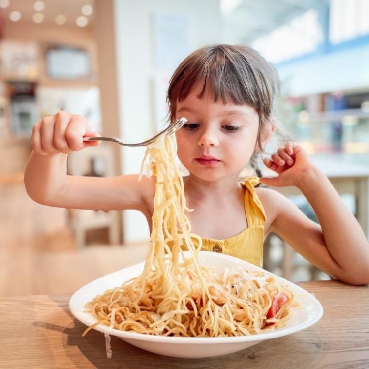 طفلة تأكل المكرونة بدون صلصة