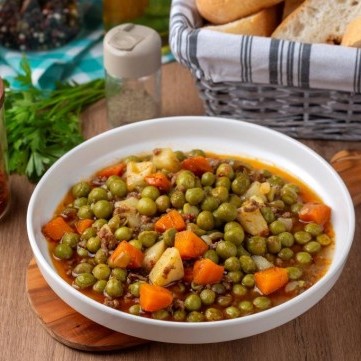 يخنة البازيلاء والجزر بصلصة الطماطم