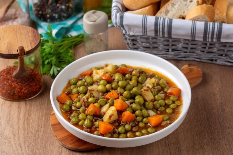 يخنة البازيلاء والجزر بصلصة الطماطم