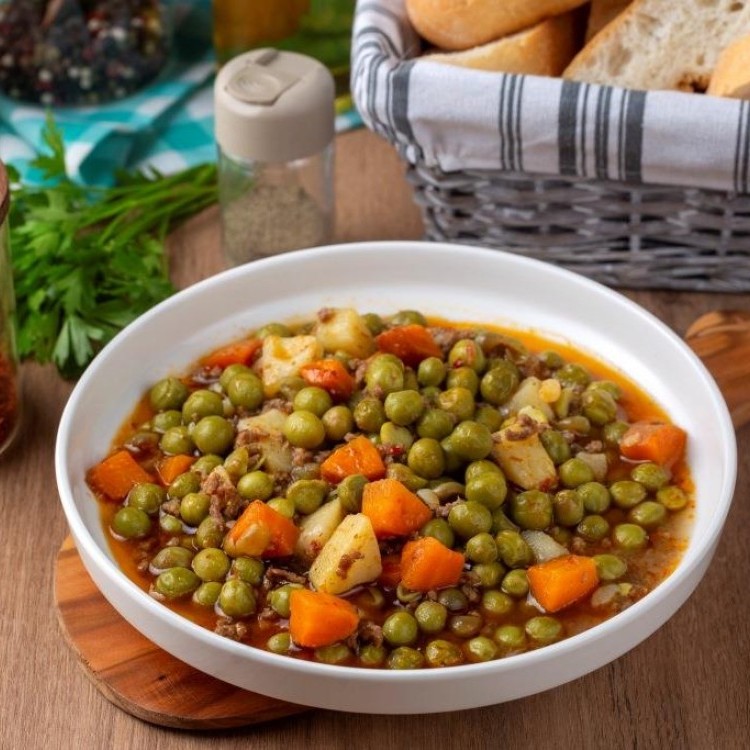 يخنة البازيلاء والجزر بصلصة الطماطم