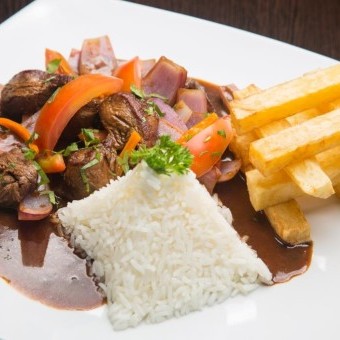 لحمة بالصوص البني مع الأرز الأبيض