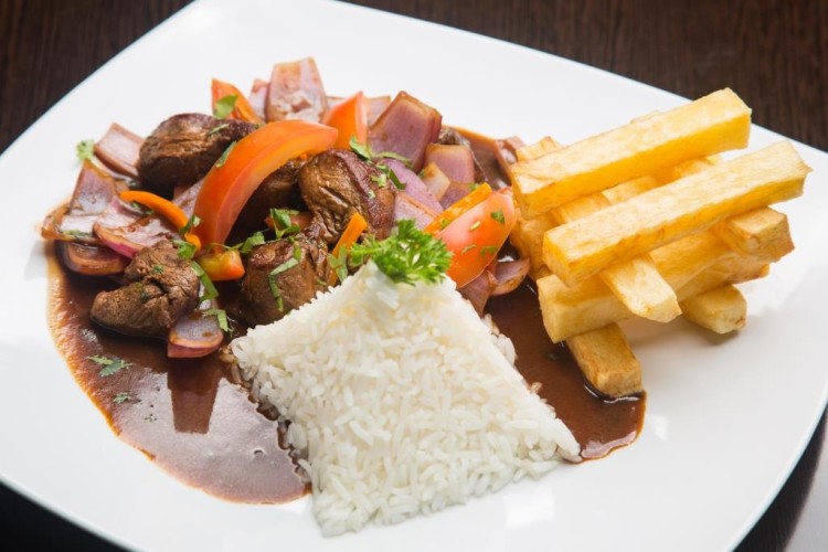 لحمة بالصوص البني مع الأرز الأبيض