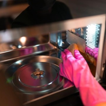 كيفية تنظيف الميكروويف بطرق بسيطة وسريعة