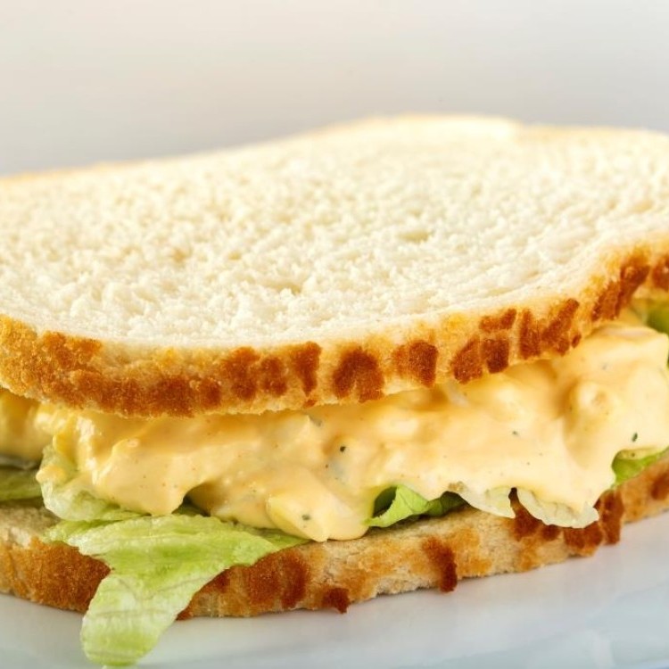 ساندويش الجبن الشيدر مع الخس