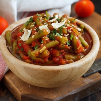 الفاصوليا الخضراء بالثوم والصلصة