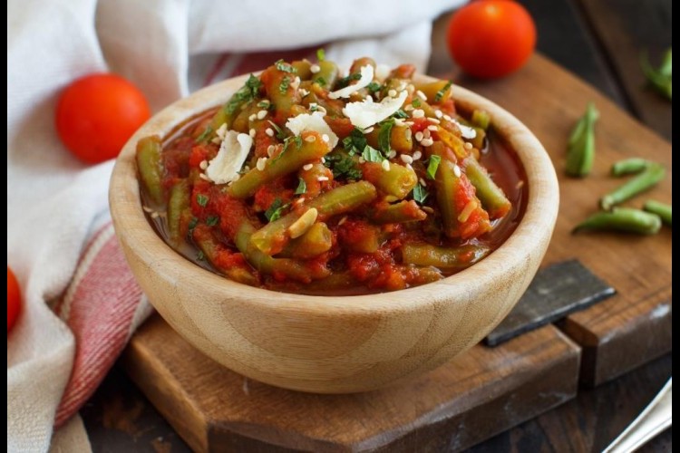 الفاصوليا الخضراء بالثوم والصلصة