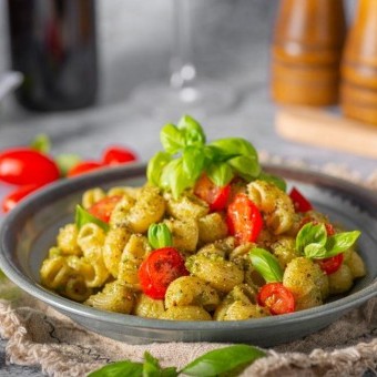 معكرونة بالريحان والطماطم مع صوص البيستو