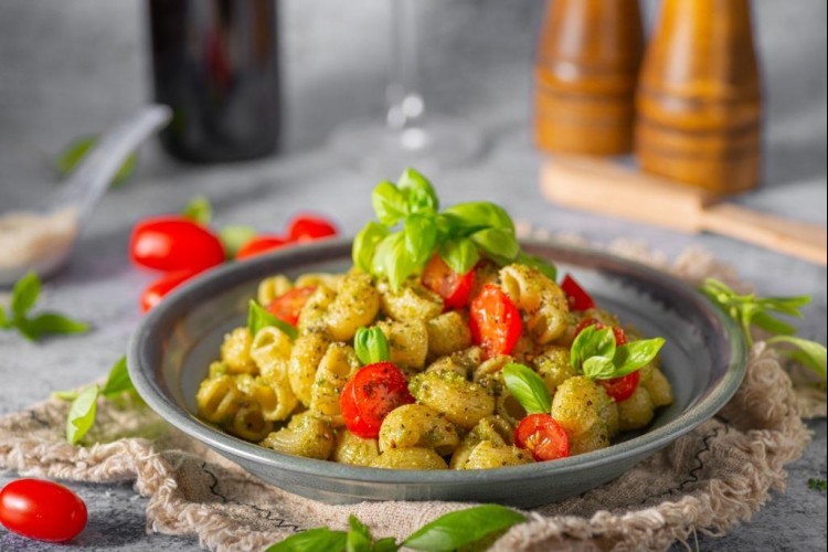 معكرونة بالريحان والطماطم مع صوص البيستو