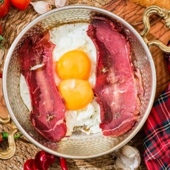 بيض مقلي بالبسطرمة لوجبة الفطور